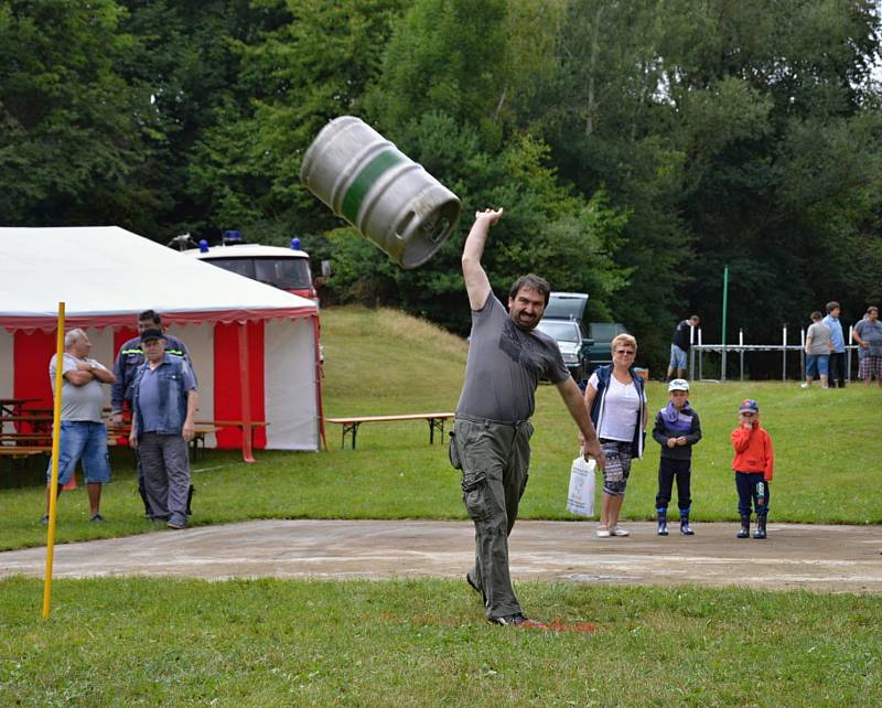 Kolovečtí pili pivo a házeli sudy.