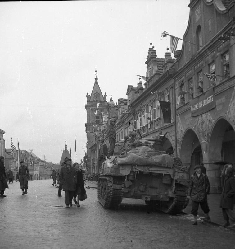 Snímky Viktora Douby zachycují příchod americké armády do Domažlic a oslavy konce války.