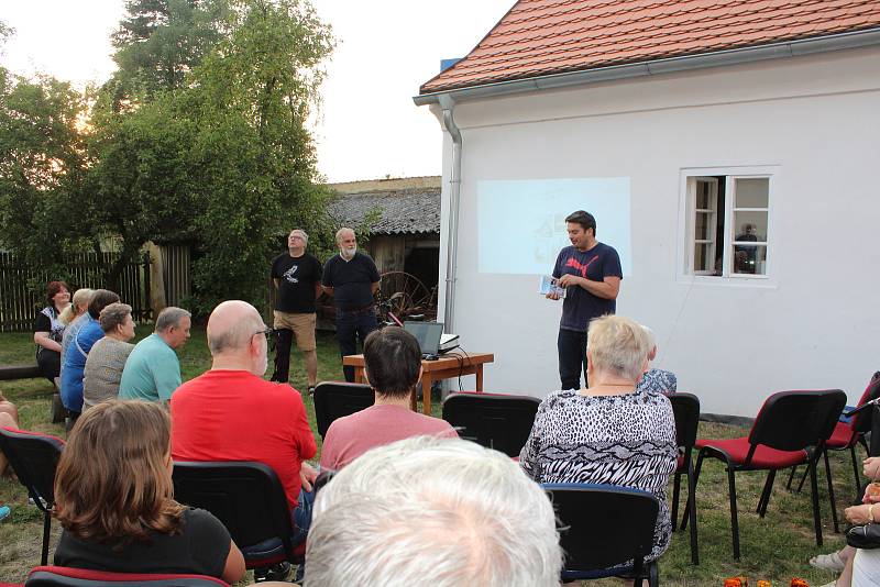 Křest knihy se uskutečnil v Domě dějin Holýšovska.