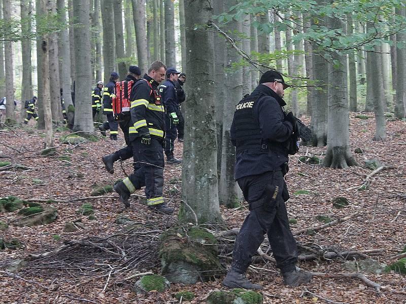Čeští i němečtí policisté a hasiči hledají osmiletou Julii z Německa, která se ztratila v neděli odpoledne v okolí Čerchova na Domažlicku.