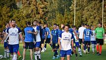 Na konci loňské sezony fotbalisté TJ Jiskra Domažlice (modří) prohráli v Králově Dvoře (na archivním snímku hráči v bílých dresech) 1:2, teď tu ovšem v 9. kola aktuálního ročníku zvítězili 1:0.