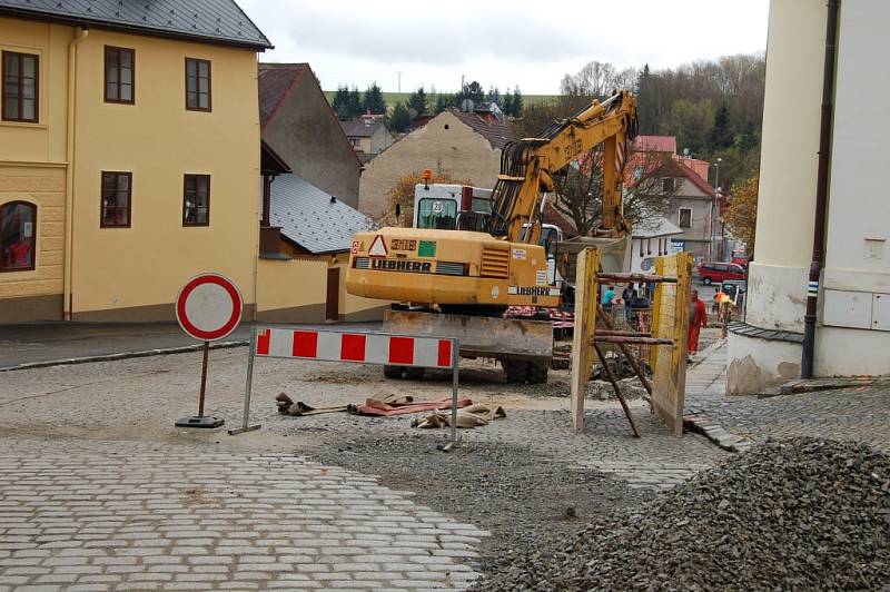 Stavební práce v Domažlicích, 20. dubna 2012.