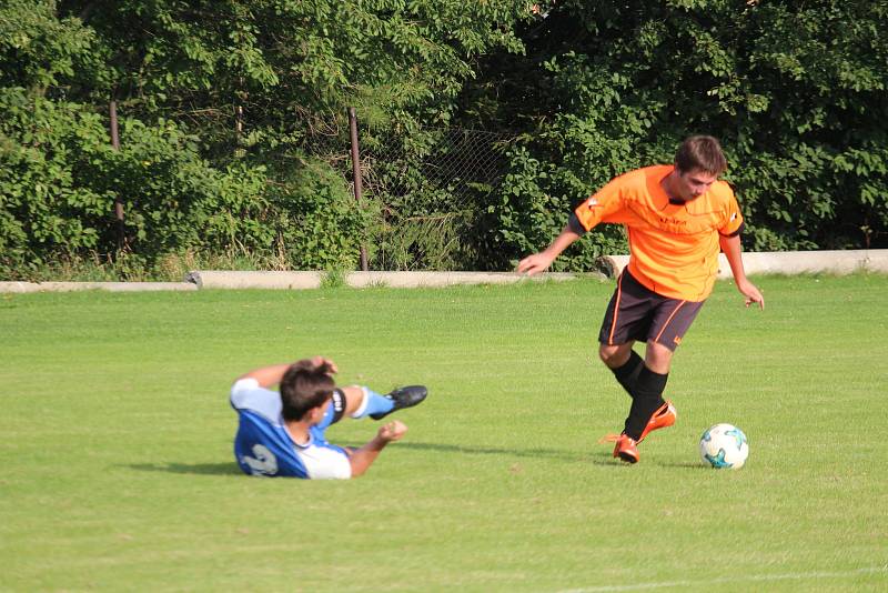 Jedenáctigólová demolice Chodova B (oranžové fresy) v Mrákově s místní rezervou (modré dresy).