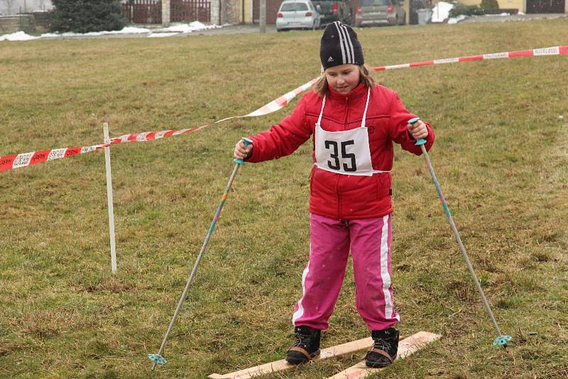 Memoriál umělého kloubu. Recesistického biatlonového závodu  se v neděli zúčastnila i dvojnice olympijské medailistky  Veroniky Vítkové, v Chodově brala ve štafetě zlato.