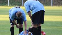 FK Holýšov B (v modrém) - Sokol Osvračín (v červeném) 2:2, na penalty 2:4.