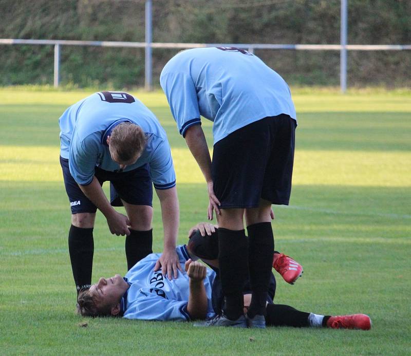 FK Holýšov B (v modrém) - Sokol Osvračín (v červeném) 2:2, na penalty 2:4.