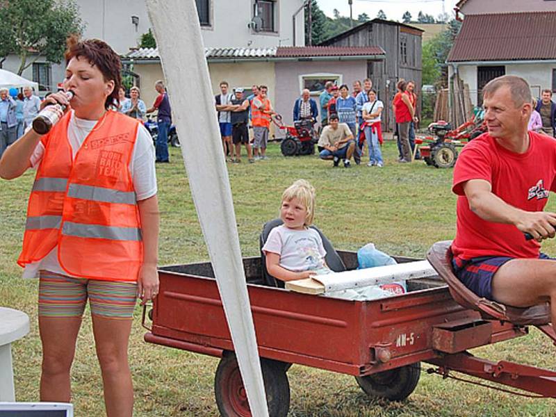 Pití piva z lahve nebylo snadné pro spolujezdce–ženy. Petra Skorková, kterou povzbuzovali manžel a dcera,  toho měla dost.