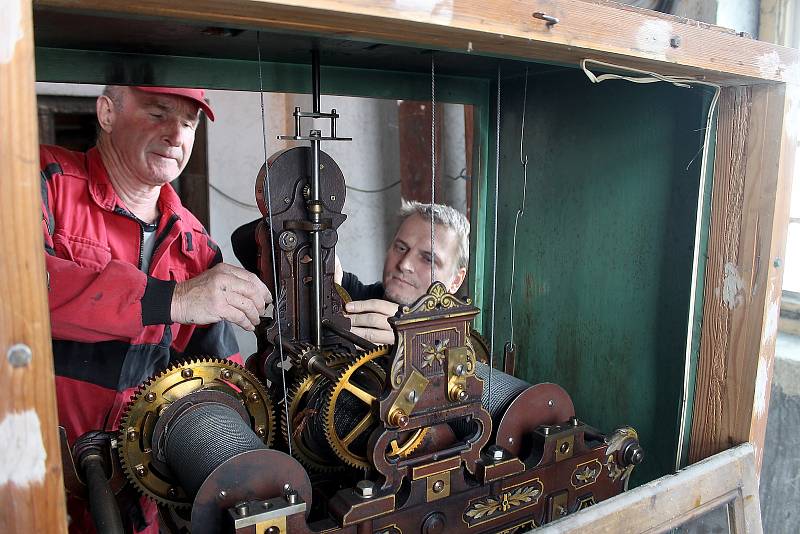 Věžní hodiny pro domažlickou radnici vyrobila v roce 1892 firma Ludvíka Hainze, od té doby se o jejich chod stále stará. Na snímku jsou mechanici Jaroslav Záveský (vlevo) a Petr Vítek.