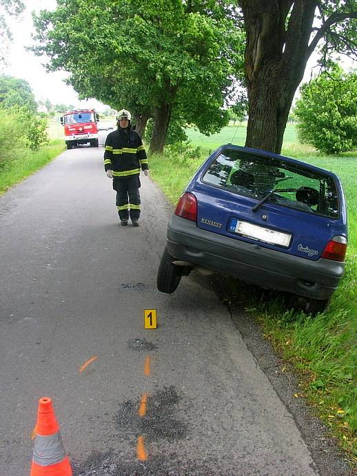 Z MÍSTA NEHODY. Řidič automobilu měl při vší smůle zároveň asi obrovské štěstí.  