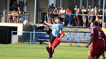 FK Holýšov B (v modrém) - Sokol Osvračín (v červeném) 2:2, na penalty 2:4.