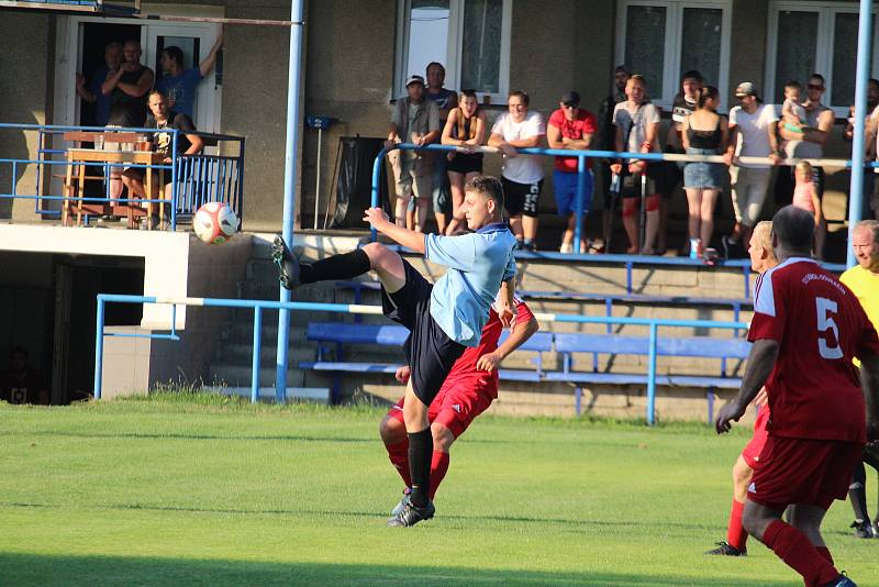 FK Holýšov B (v modrém) - Sokol Osvračín (v červeném) 2:2, na penalty 2:4.