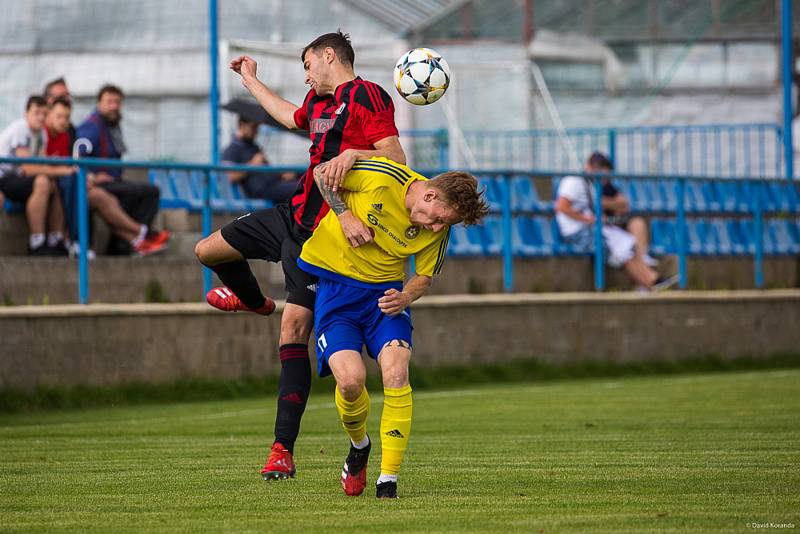 Memoriál Matěje Strejčka: Senco Doubravka (ve žlutém) - Jiskra Domažlice (v červeném) 2:3. Foto: mladisportovci.cz.