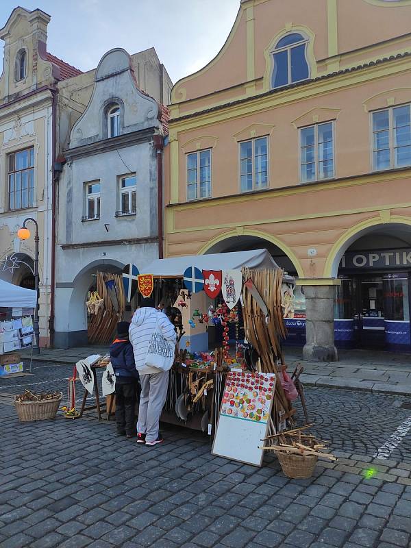 Jednodenní Vánoční trhy v Domažlicích přilákaly v sobotu 18. prosince spoustu návštěvníků. Lidé zavzpomínali i na Havla, který zemřel přesně před deseti lety.