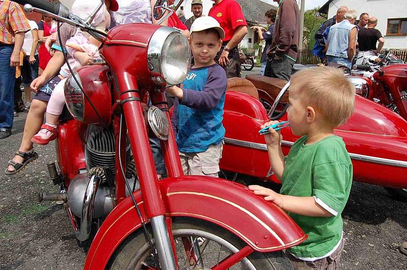 Jawa klub Postřekov pořádal první sraz motocyklů zńaček Jawa a ČZ.