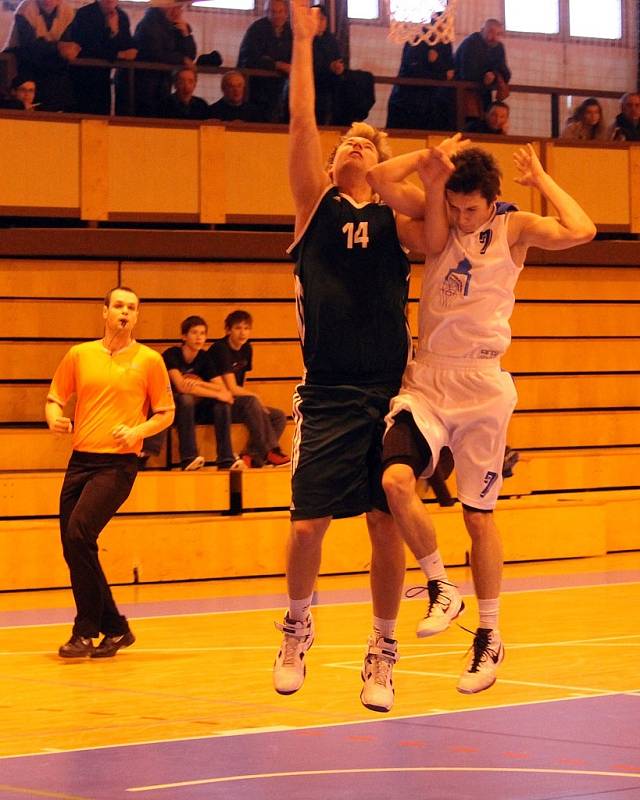 Z utkání basketbalistů Jiskry Domažlice s ČZU Praha.