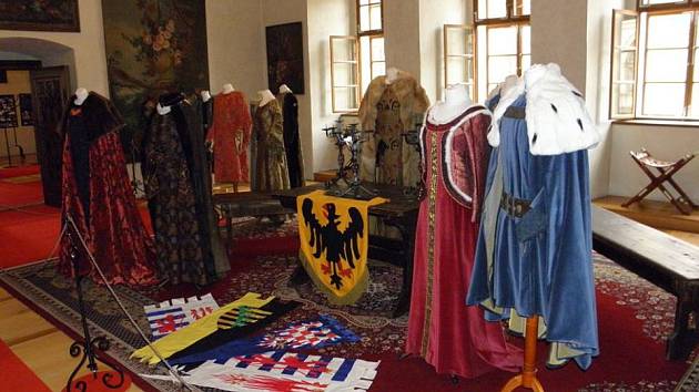 Výstava kostýmů z filmů o Karlu IV. v Horšovském Týně.
