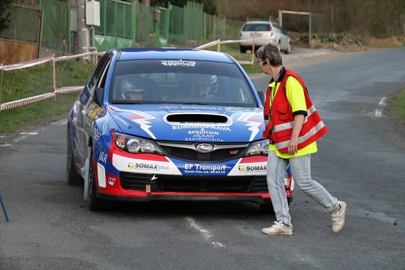 Cíl jedné rychlostní zkoušky byl opět na Hájovně u Kdyně. A vozy WRC přilákaly mnohem víc diváků než v předešlých letech. Auta diváků stála až do staré Kdyně.