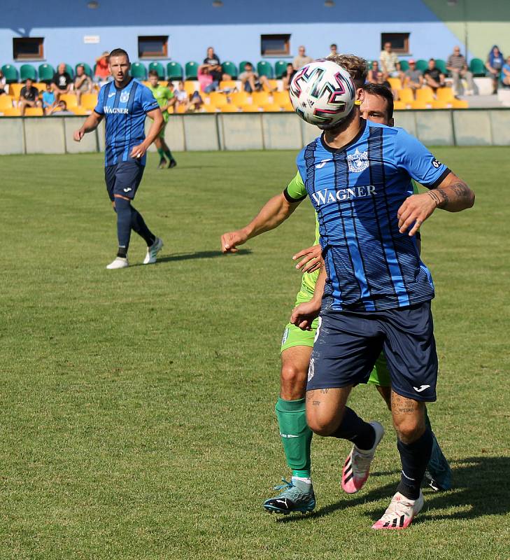 6. kolo FORTUNA ČFL, skupina A: FK Loko Vltavín (zelení) - Jiskra Domažlice (modří) 2:2.