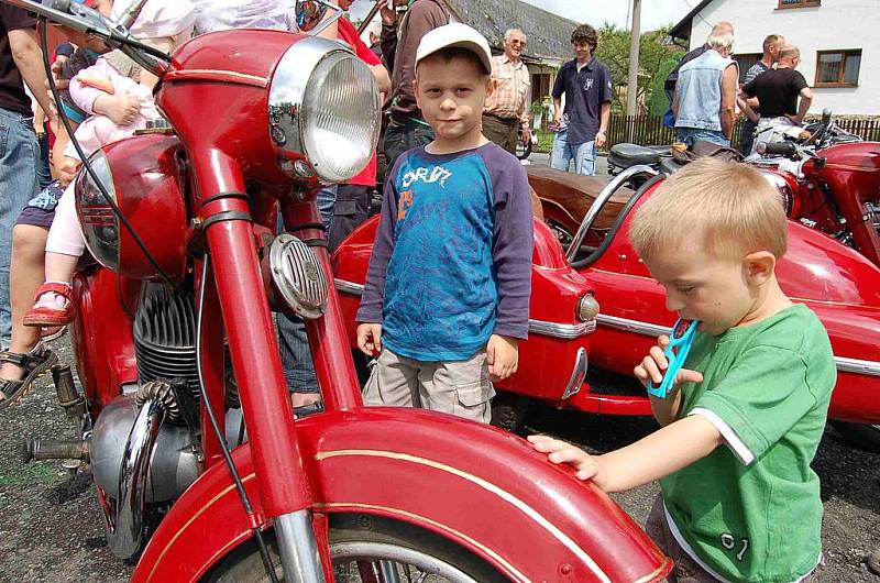 Jawa klub Postřekov pořádal první sraz motocyklů zńaček Jawa a ČZ.