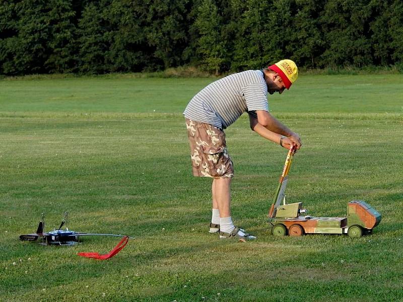 Polétání a podvečerní idylka na letišti pod Klenčím.