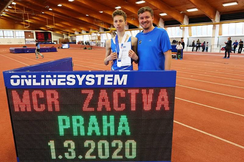 Pavel Froněk na archivním snímku na halovém mistrovství ČR žactva se svým bývalým trenérem Martinem Pivoňkou.