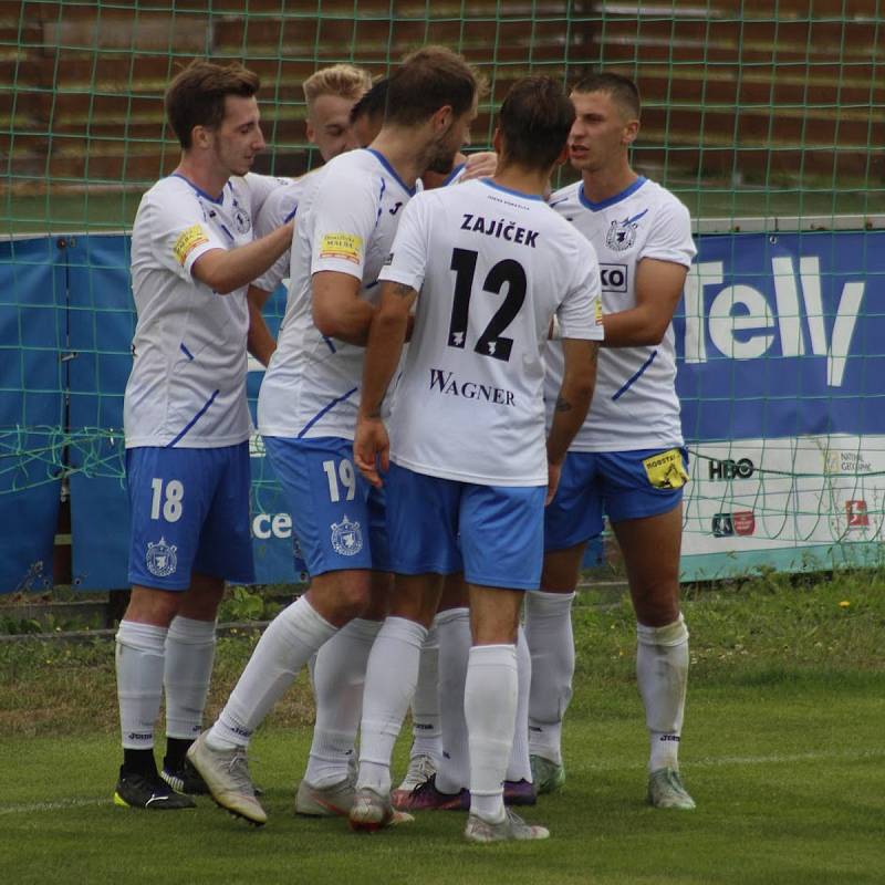 3. kolo FORTUNA ČFL A: Dynamo České Budějovice B - TJ Jiskra Domažlice (hráči v bílých dresech) 0:1 (0:1).