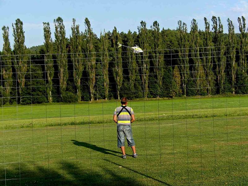 Polétání a podvečerní idylka na letišti pod Klenčím.