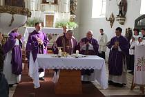 Mše svatá s kardinálem Dominikem Dukou ve Všerubech.