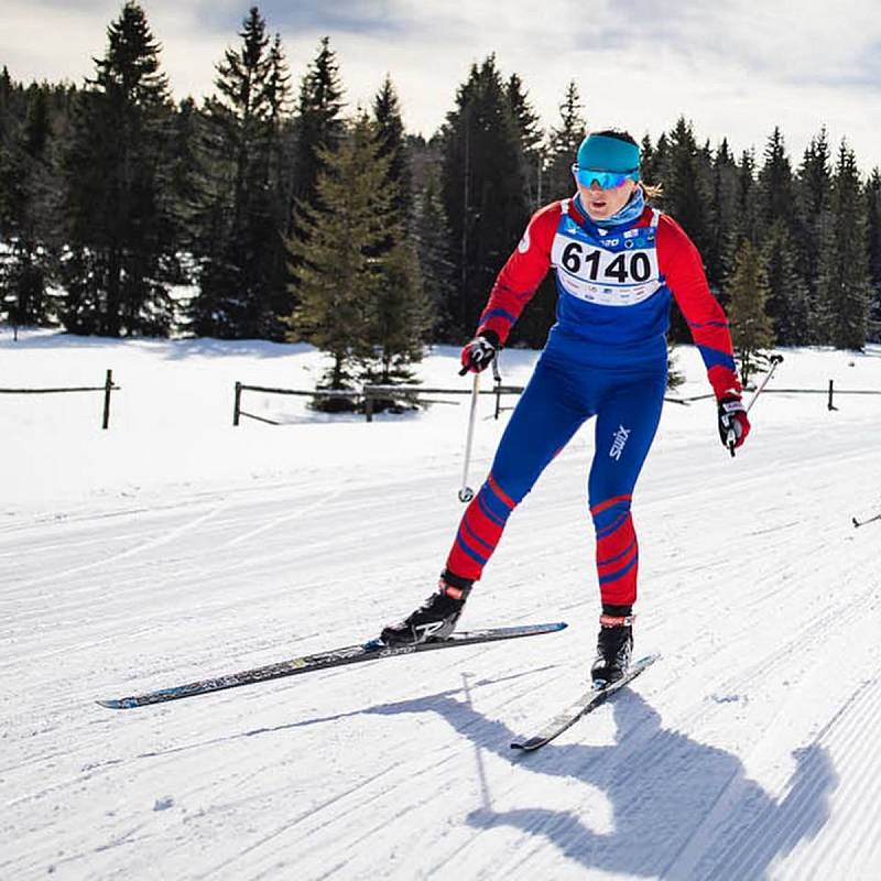 Jana Brantlová na trati Šumavského skimaratonu prožila perné chvilky, když první kilometry běžela o jedné holi.