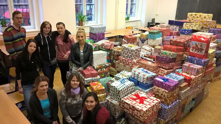 Studenti integrované střední školy živnostenské v Plzni letos pomohli roztřídit 674 krabic s vánočními dárky.