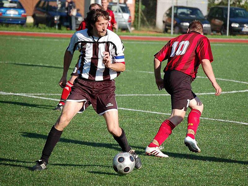 Z utkání 1. FC Horšovský Týn s Kdyní a oslava postupu.