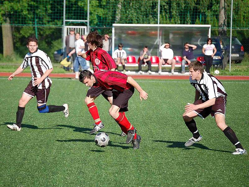 Z utkání 1. FC Horšovský Týn s Kdyní a oslava postupu.