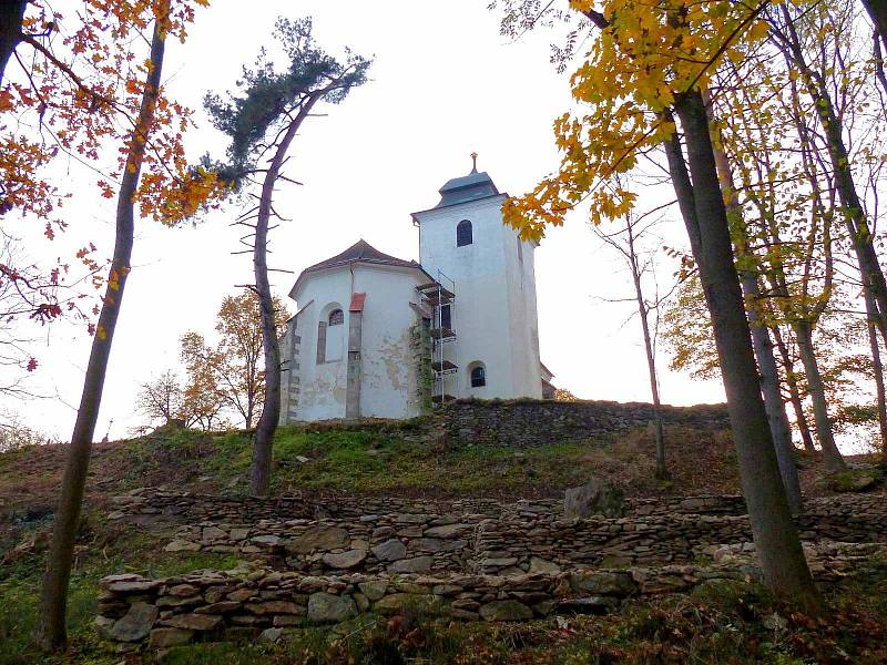 PROUD ČASU. Pohled přes terasy tohoto projektu Jakuba Oravy na ohroženou památku – kostel sv. Václava.