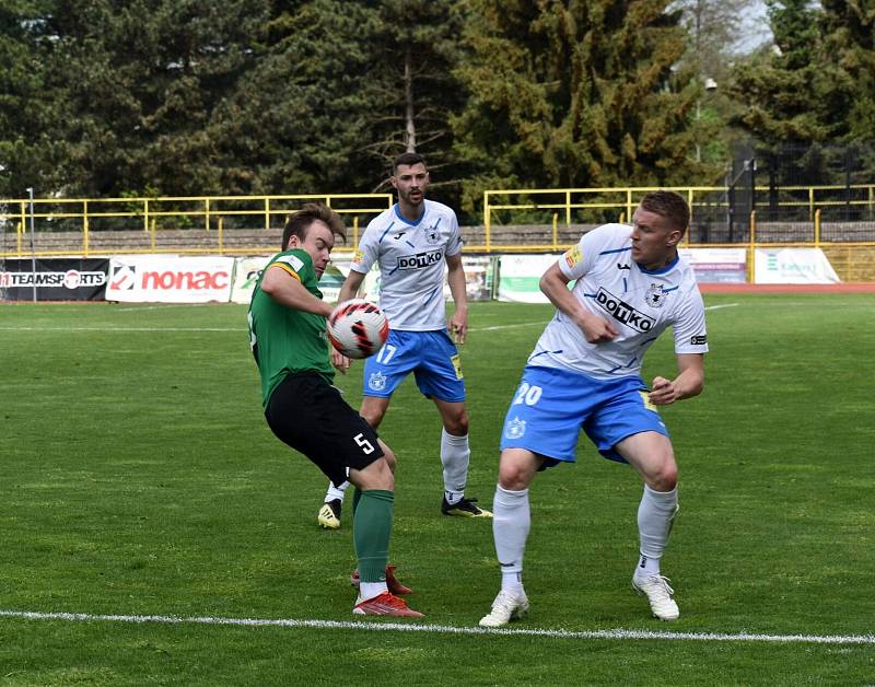 Ve 25. kole loňské sezony fotbalisté TJ Jiskra Domažlice (na snímku hráči v bílých dresech) prohráli v Sokolově 0:3. Jak utkání na Baníku dopadne tentokrát?