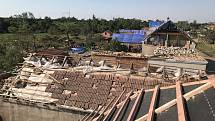 Hasiči ze Všerub a starosta městyse vyrazili začátkem týdne na jižní Moravu, kde přikrývají střechy tornádem poničených domů. Na místě zůstanou do neděle.
