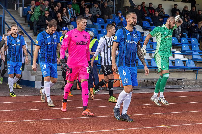 15. kolo FORTUNA ČFL, skupina A: TJ Jiskra Domažlice (na snímku fotbalisté v modrých dresech) - FK Admira Praha 1:1 (0:1).