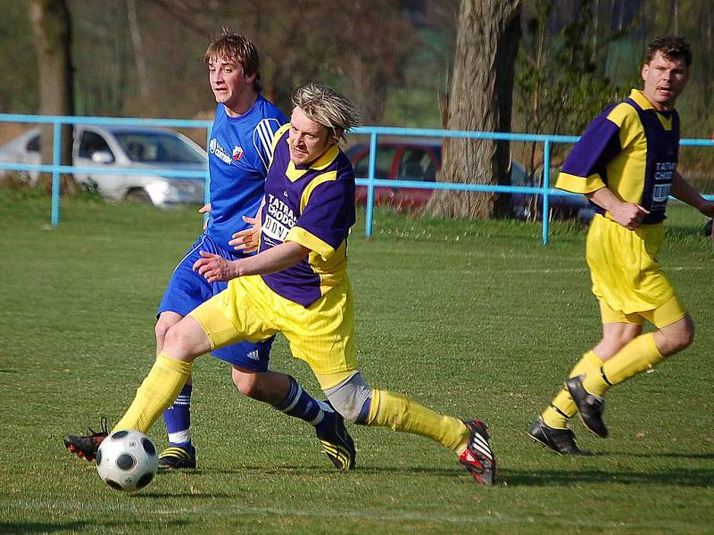 Z chodského derby v Postřekově, kam zavítali hráči Tatranu Chodov. Diváci se dočkali atraktivního fotbalu, okořeněného góly. Domácí nakonec vyhráli 3:1.