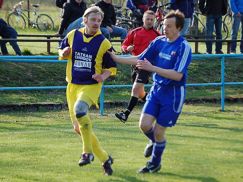 Z chodského derby v Postřekově, kam zavítali hráči Tatranu Chodov. Diváci se dočkali atraktivního fotbalu, okořeněného góly. Domácí nakonec vyhráli 3:1.