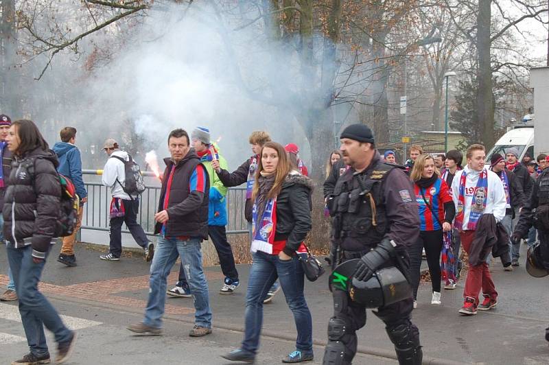 Fanoušky Viktorie doprovázely na stadion i ze stadionu desírky policistů