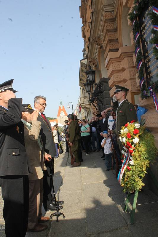 Na 73. výročí konce druhé světové války dorazil válečný veterán James Duncan (93), který Domažlice osvobozoval.