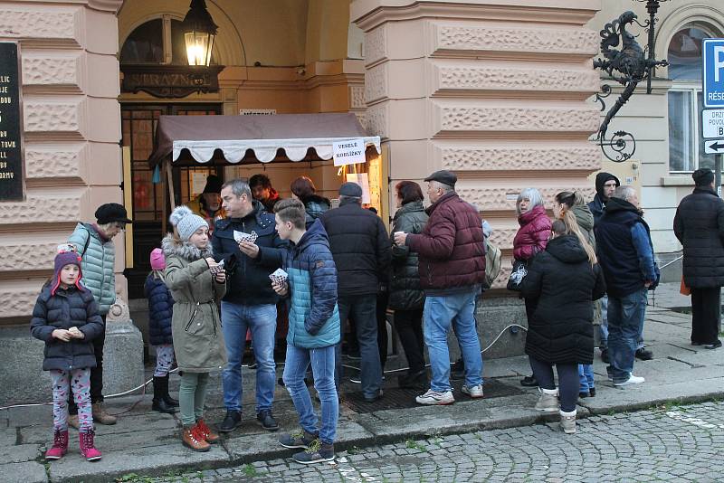 Zpívání koled u stromečku a jeho rozsvícení na domažlickém náměstí.