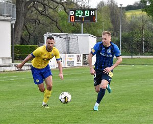 FORTUNA ČFL, skupina A, 25. kolo: FC Písek - TJ Jiskra Domažlice (na snímku fotbalisté v modrých dresech) 3:3 (1:1).