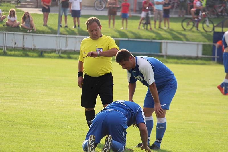 Jedenáctigólová demolice Chodova B (oranžové fresy) v Mrákově s místní rezervou (modré dresy).