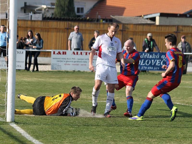 Šlágr 19. kola krajského přeboru mezi fotbalisty Slavoj Koloveč a SK Klatovy.