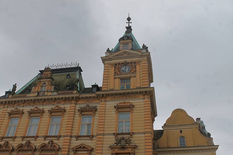 Věžní hodiny pro domažlickou radnici vyrobila v roce 1892 firma Ludvíka Hainze, od té doby se o jejich chod stále stará.