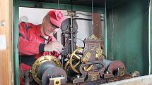 Věžní hodiny pro domažlickou radnici vyrobila v roce 1892 firma Ludvíka Hainze, od té doby se o jejich chod stále stará. Na snímku je mechanik Jaroslav Záveský.