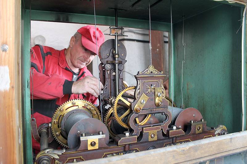 Věžní hodiny pro domažlickou radnici vyrobila v roce 1892 firma Ludvíka Hainze, od té doby se o jejich chod stále stará. Na snímku je mechanik Jaroslav Záveský.