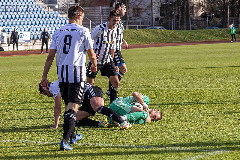 15. kolo FORTUNA ČFL, skupina A: TJ Jiskra Domažlice (na snímku fotbalisté v modrých dresech) - FK Admira Praha 1:1 (0:1).