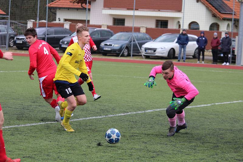 Sokol Mrákov (v červeném) - Jiskra Domažlice B (ve žlutém) 0:1.