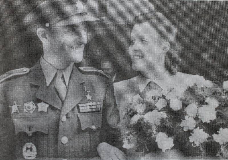 Josef Buršík se v roce 1947 oženil s Naděždou Havrlantovou.